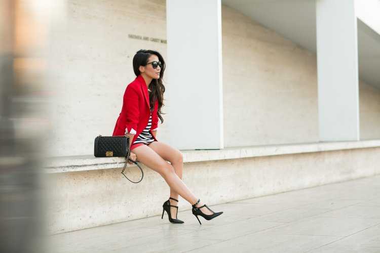 Девушка в Красном пиджаке и туфлях фотосессия
