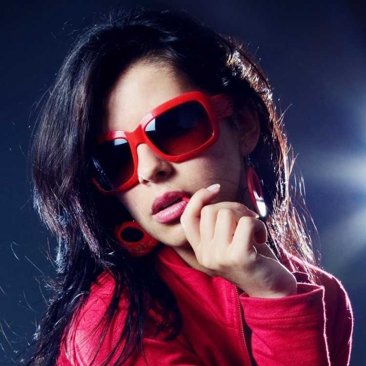 Красивая девушка в темных очках