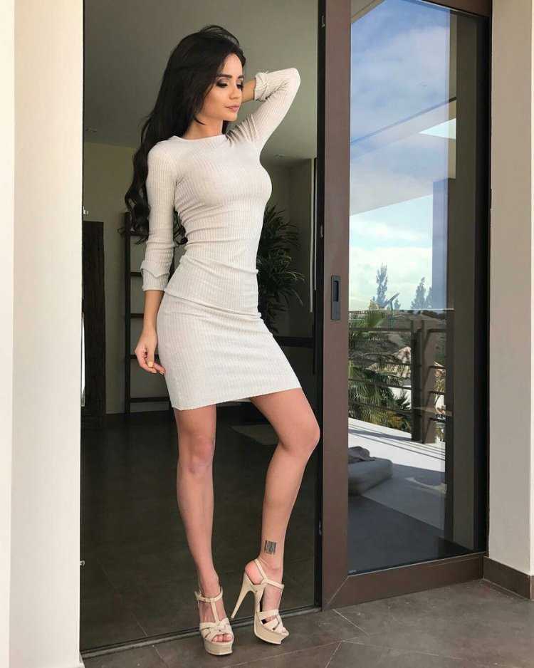 Кореянка в черном платье