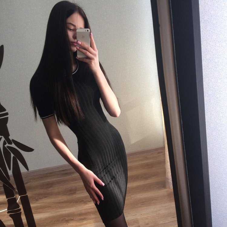 Девушка в кожаном платье