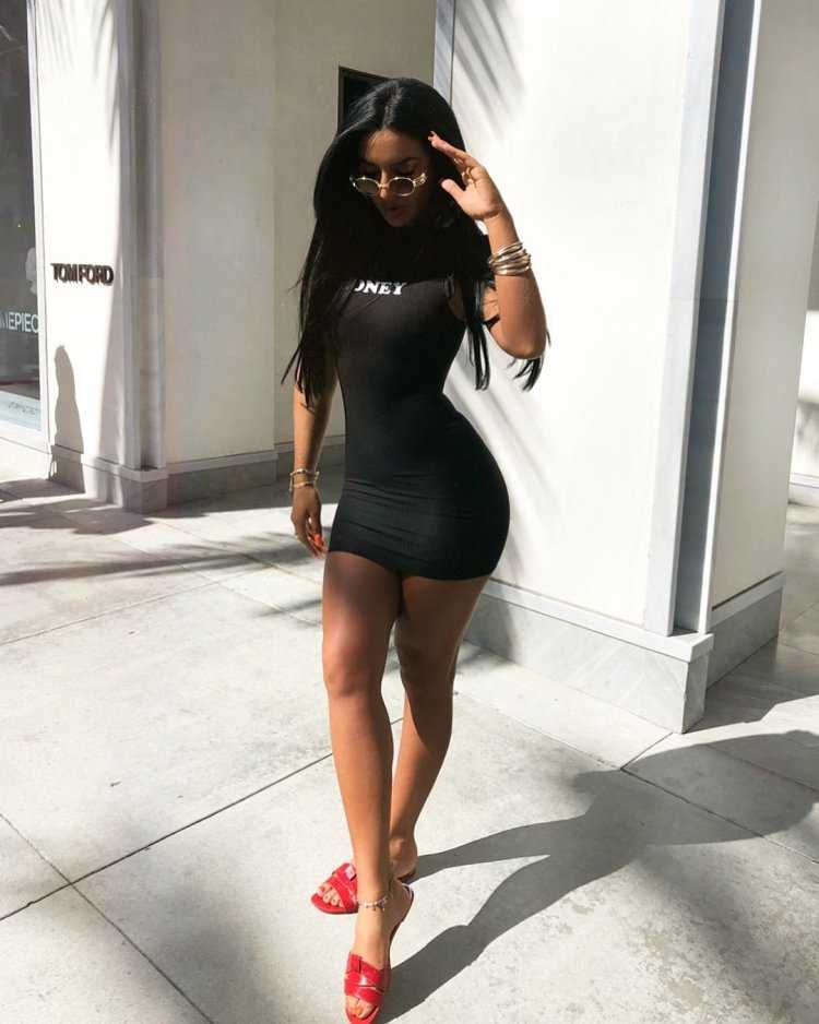 Nicole Thorne в черном