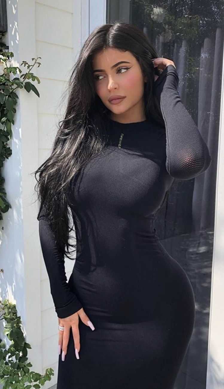 Франческа Джеймс в кожаных штанах