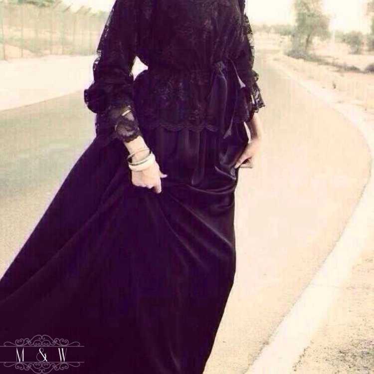 Девушка в длинном платье без лица