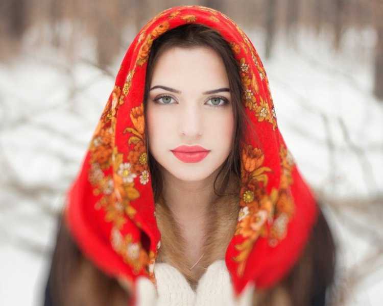 Красивая девушка в платке