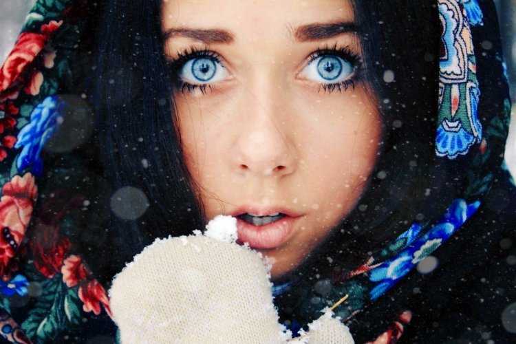 Славянка с голубыми глазами