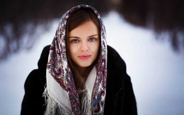 Красивая девушка в платке