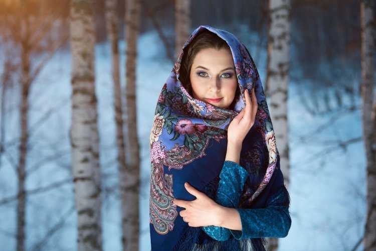 Фотосессия зимой в лесу очень красивой девушки