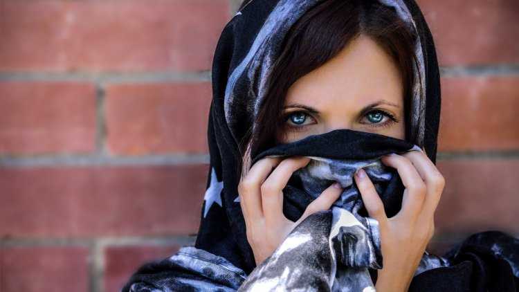 Красивая женщина в платке