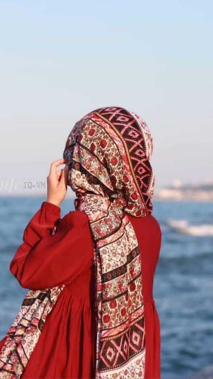 Мусульманки в платках со спины