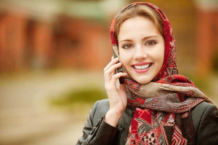 Красивая девушка в платке