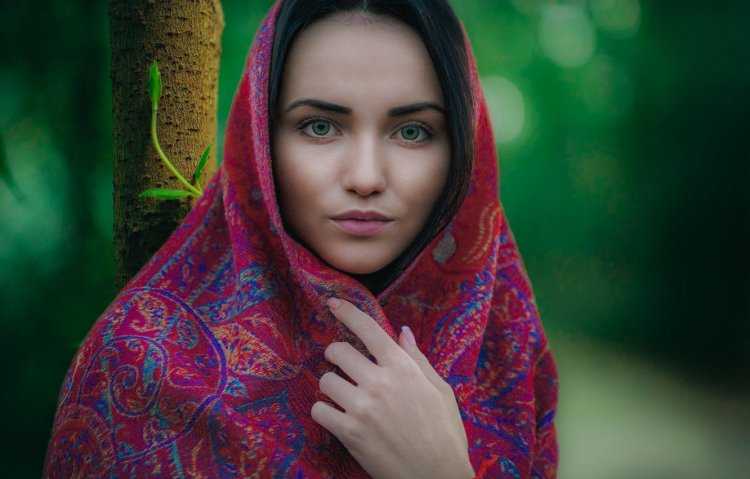 Красивая девушка в платке