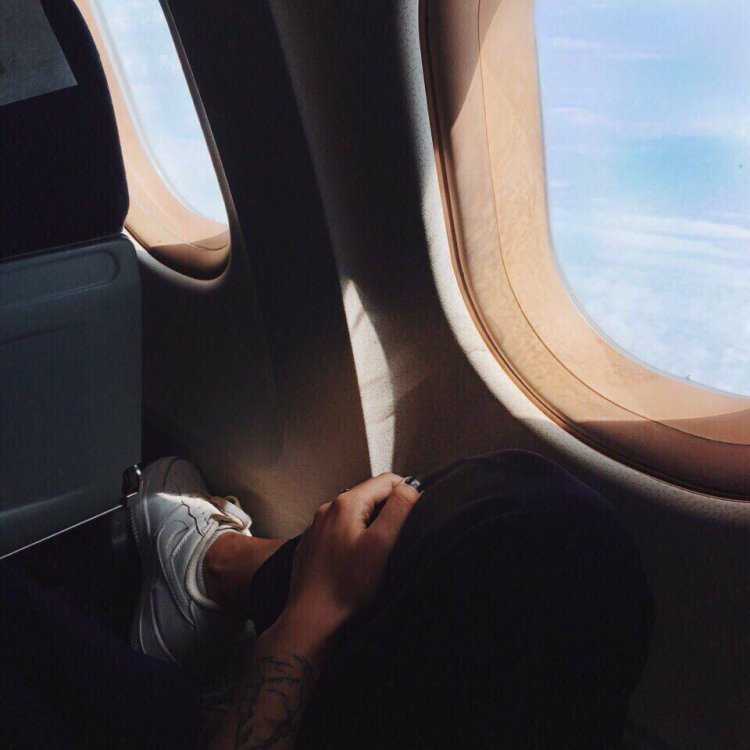 Девушка в самолете у окна без лица