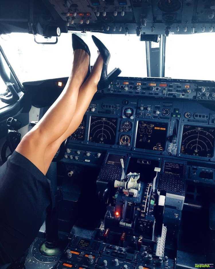 Стюардесса в кабине самолета