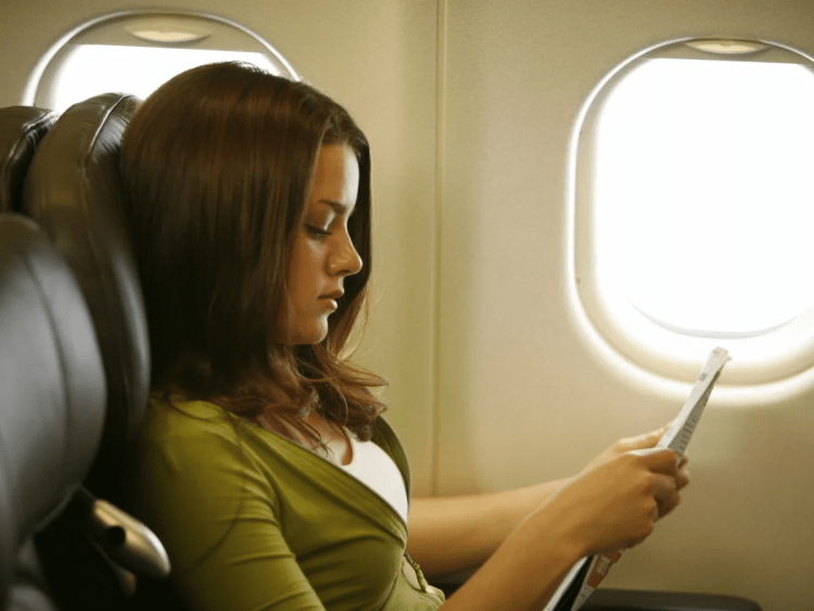 Девушка в самолете