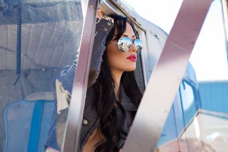 Брюнетка в очках авиаторах