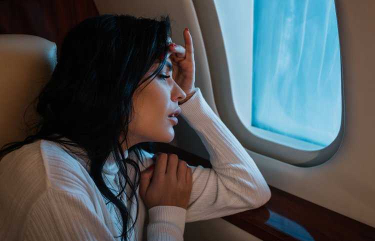 Испуганная женщина в самолете