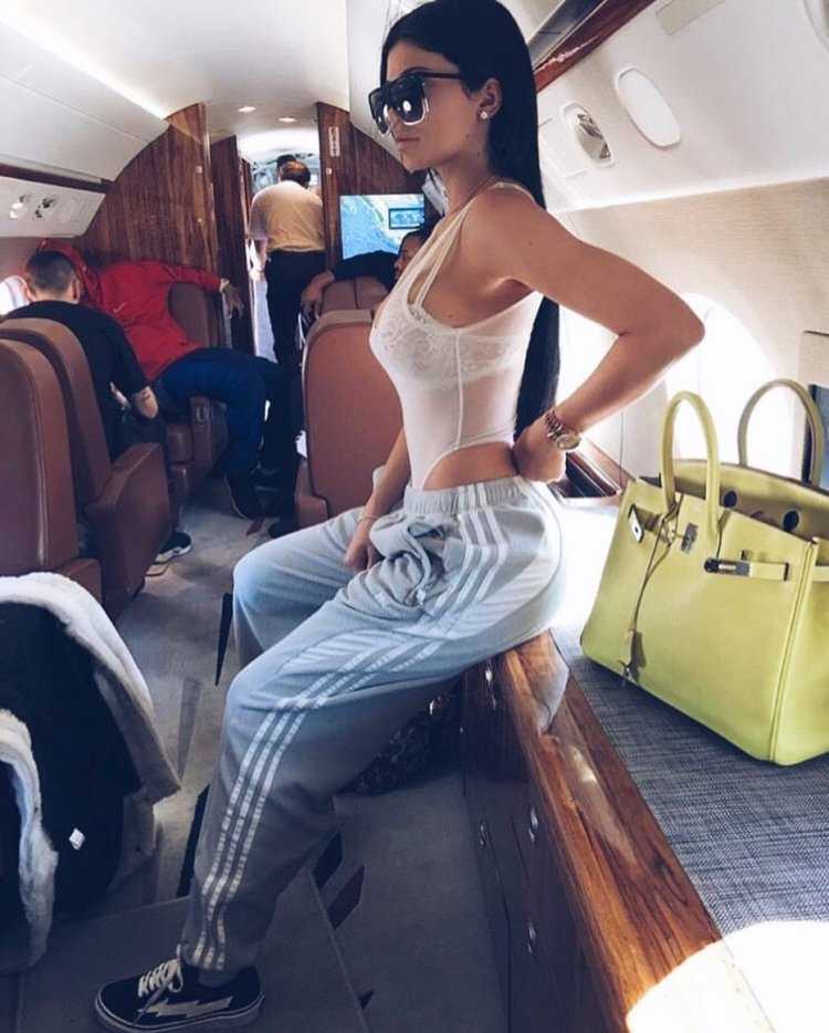 Кендалл Дженнер в самолете