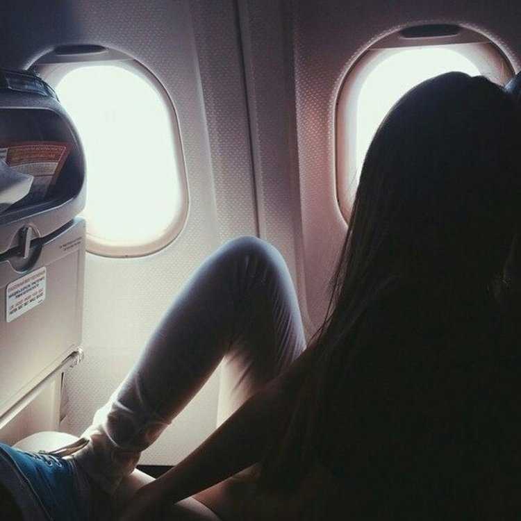 Девушка в самолете