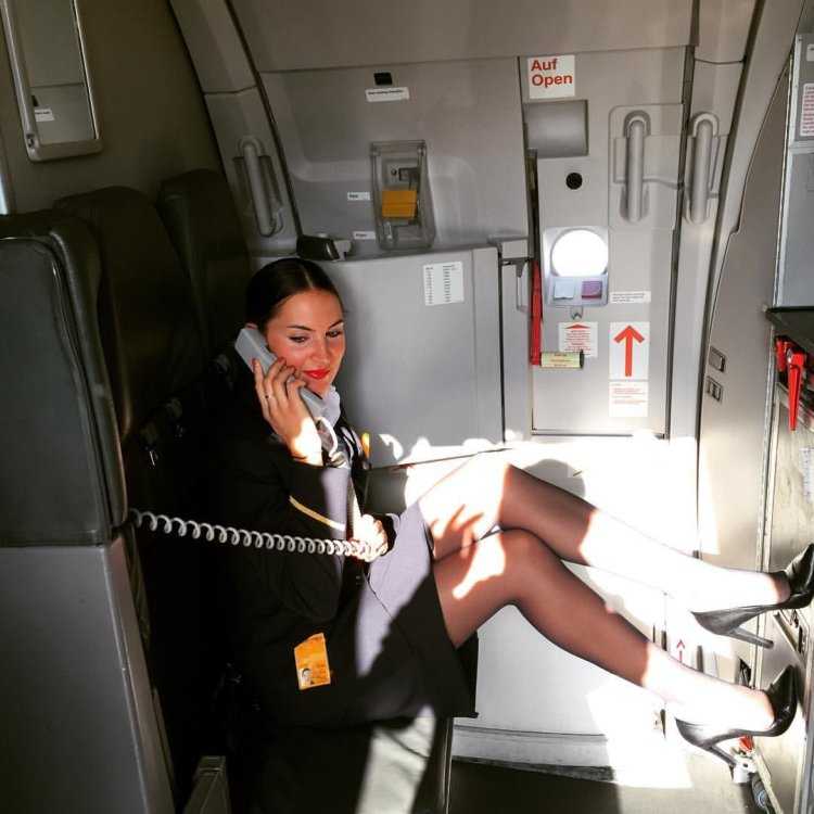 Девушка в туалете самолета