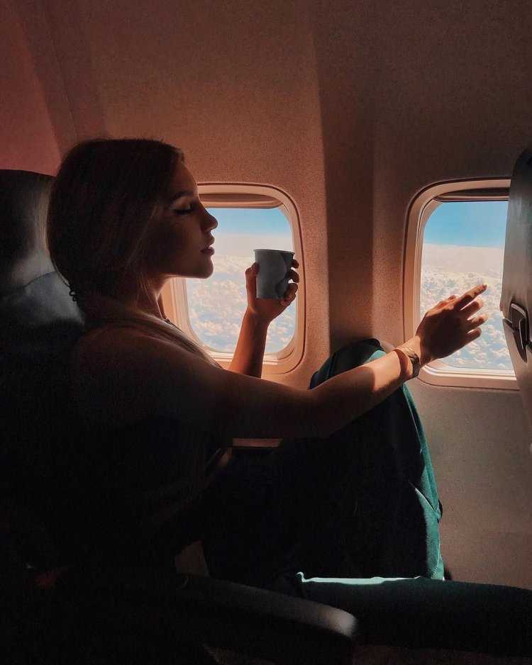 Девушка в самолете у окна
