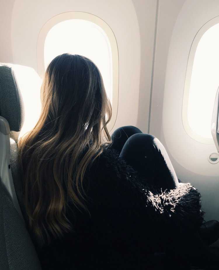 Девушка в самолете у окна