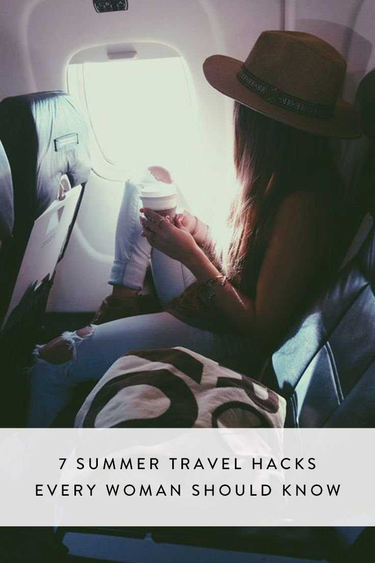 Девушка брюнетка в самолете