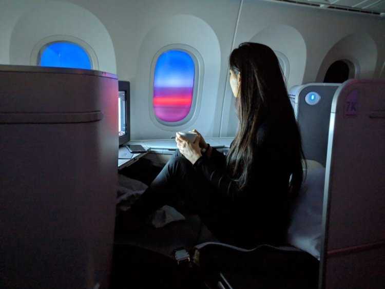 Девушка в салоне самолета