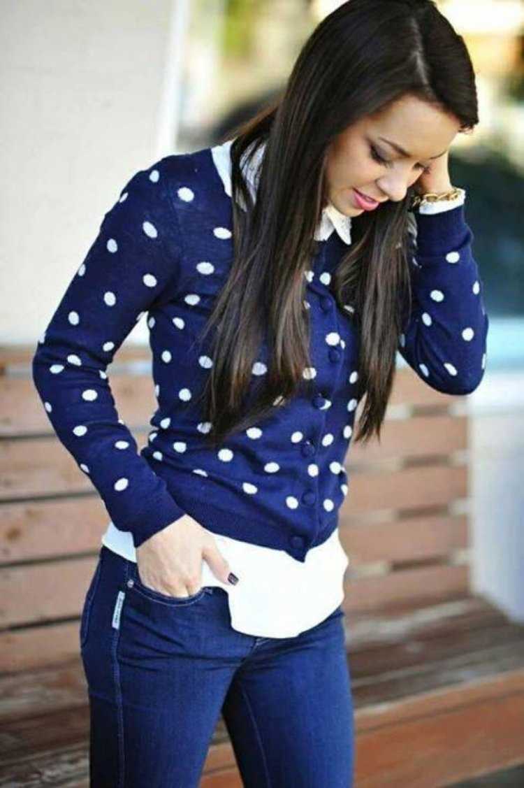 Девушка в синей кофте