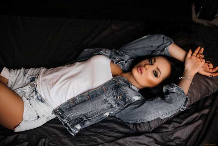 Брюнетки в джинсовых куртках