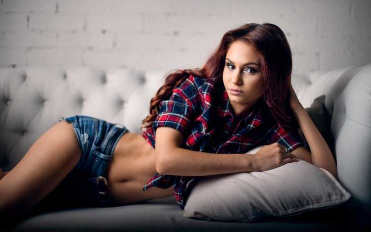 Девушка в клетчатой рубашке