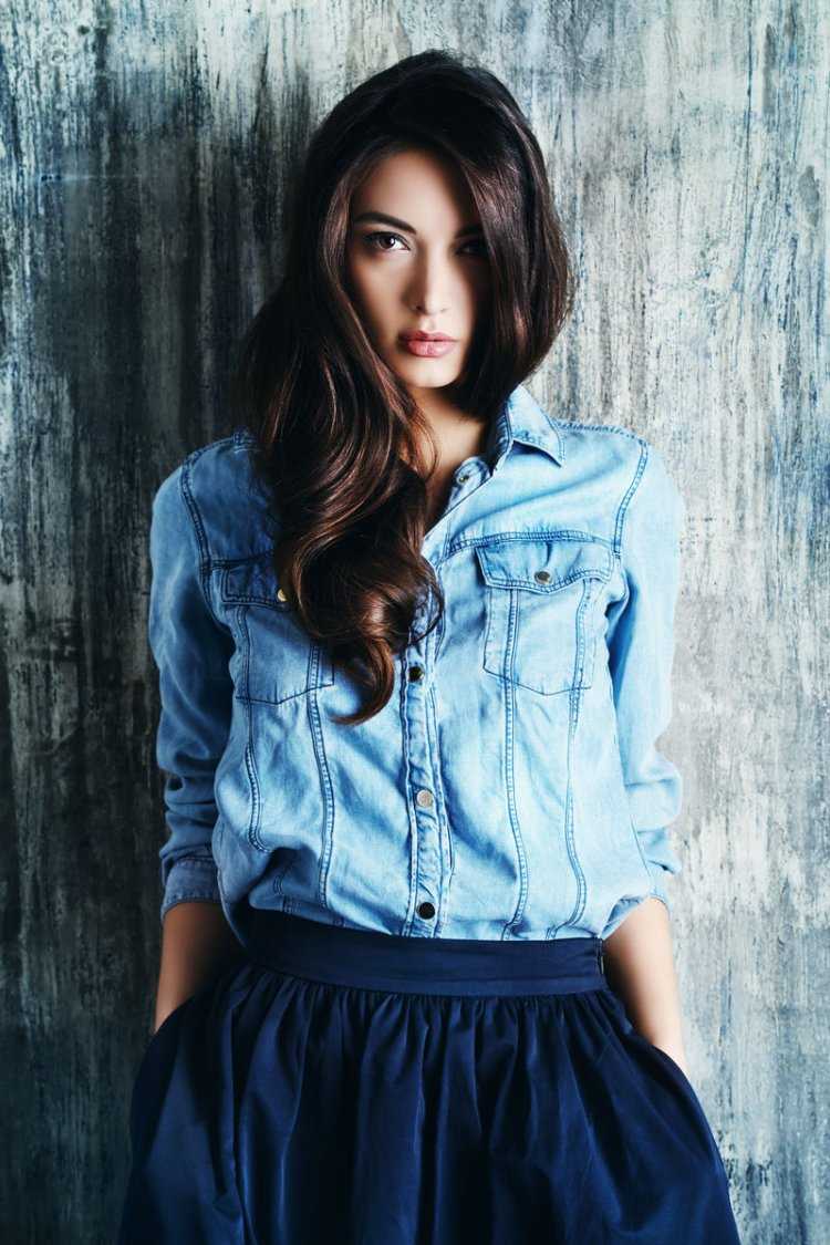 Брюнетка в джинсовой рубашке