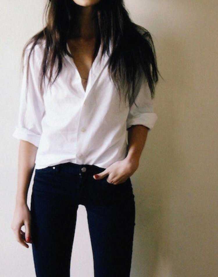 Брюнетка в рубашке