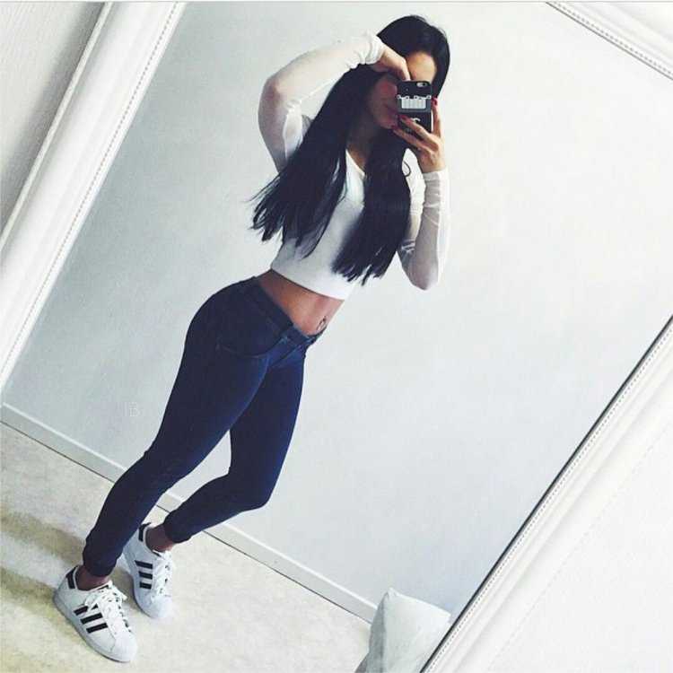 Спортивные девушки с черными волосами