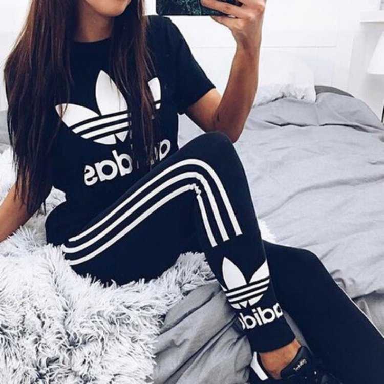 Брюнетки в спортивном костюме29