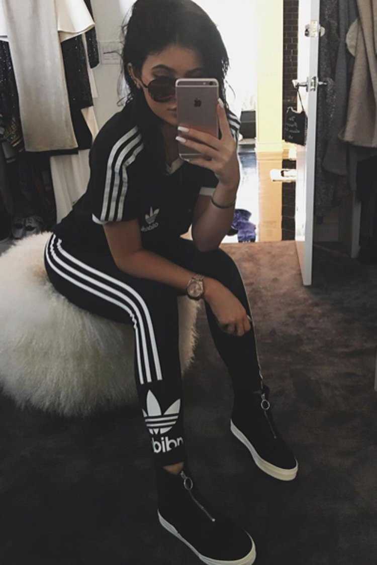 Брюнетки в спортивном костюме3