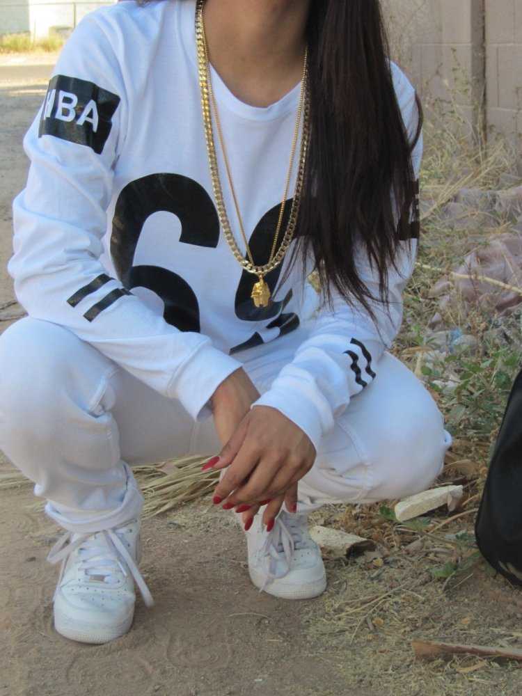 Девушка в спортивном костюме без лица