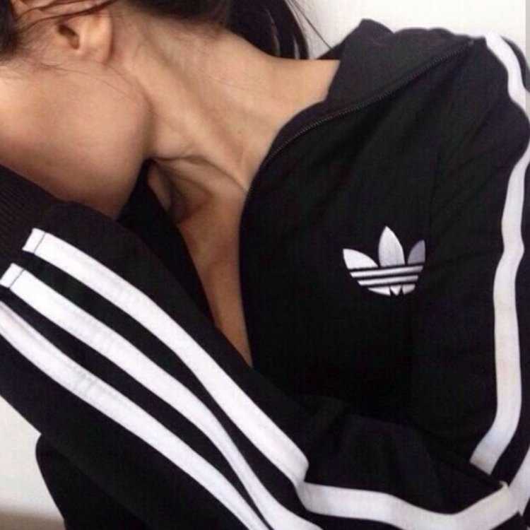 Красивые девушки в адидасе