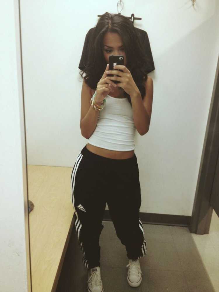 Брюнетка в спортивных штанах