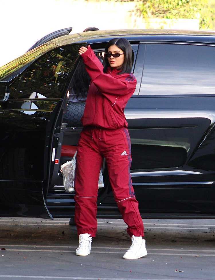 Кайли Дженнер в спортивном костюме