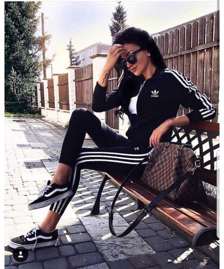 Девушка в черном спортивном костюме