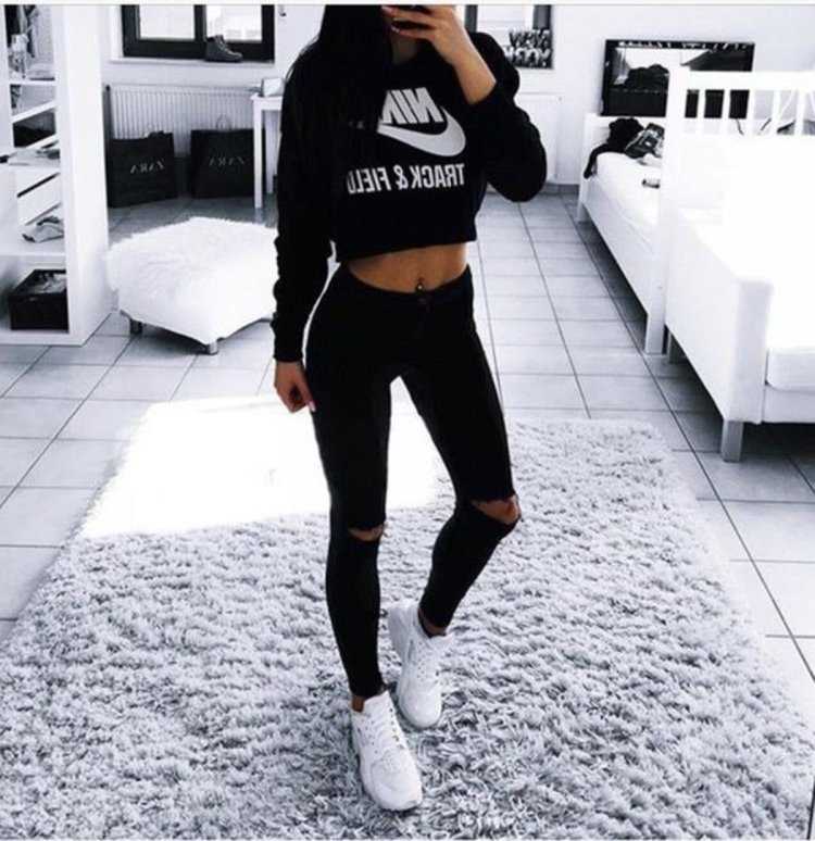 Девушка в костюме найк