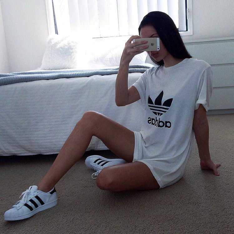 Девушка в адидасе