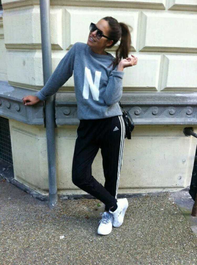 Девушка брюнетка в спортивном костюме