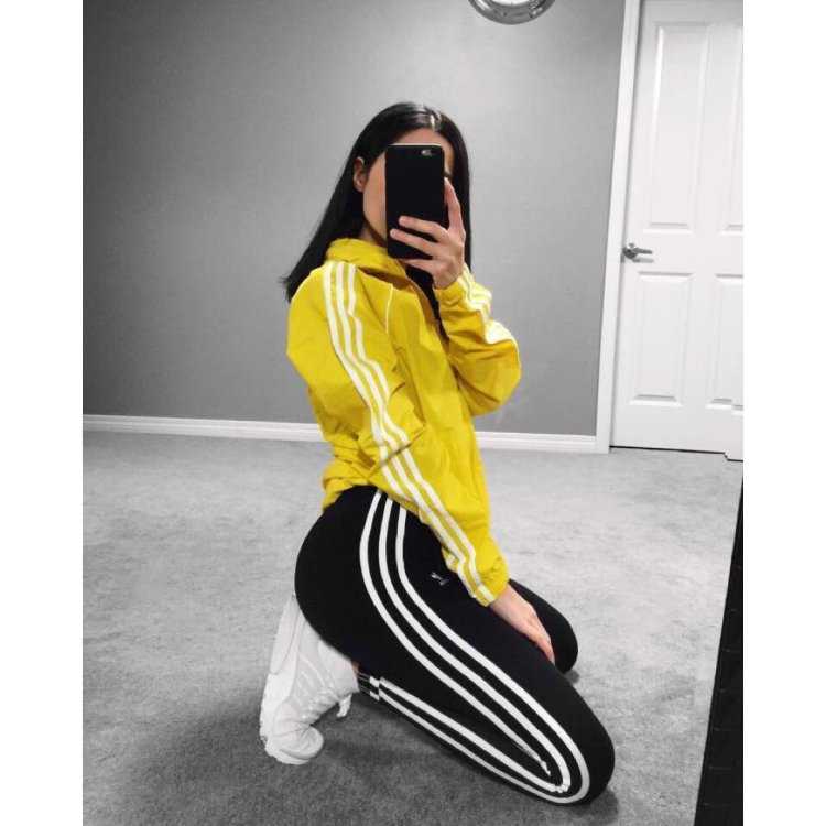 Брюнетки в спортивном костюме4