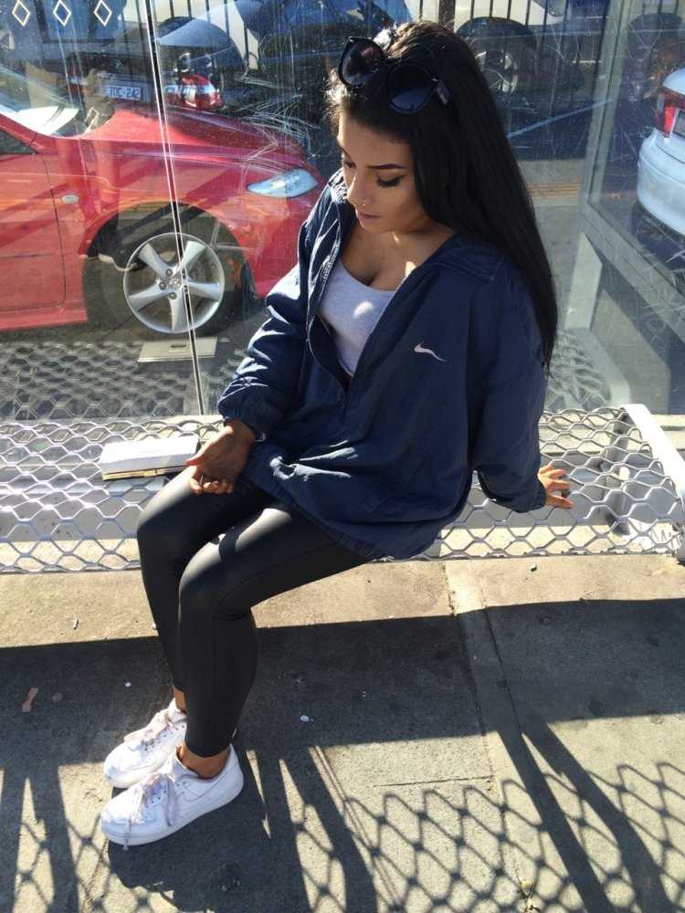 Красивые брюнетки с длинными волосами в спортивном костюме