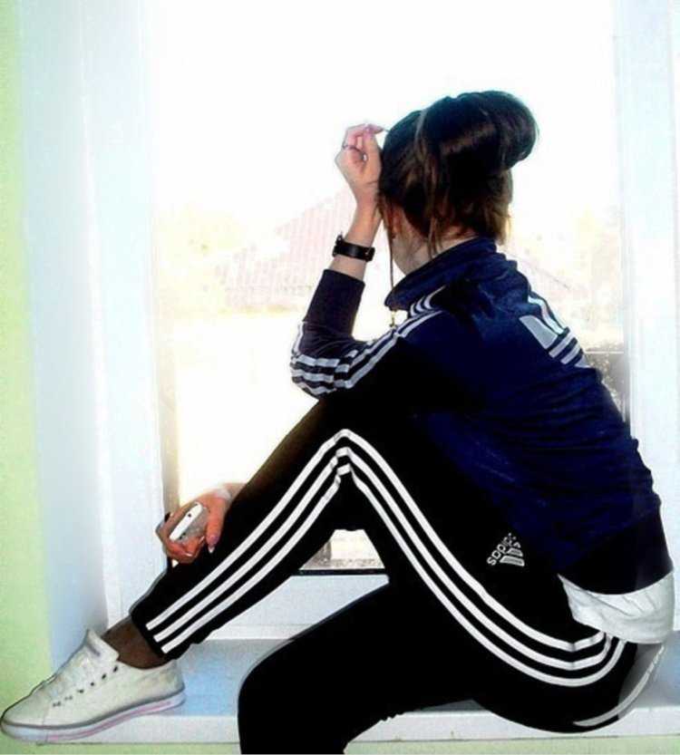 Девушка в костюме адидас