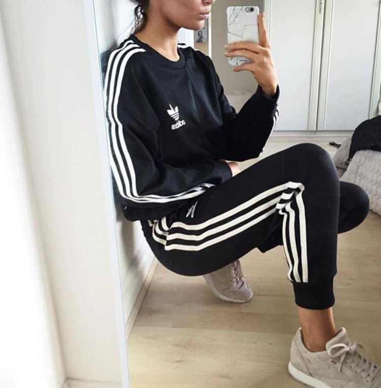Девушка в костюме адидас