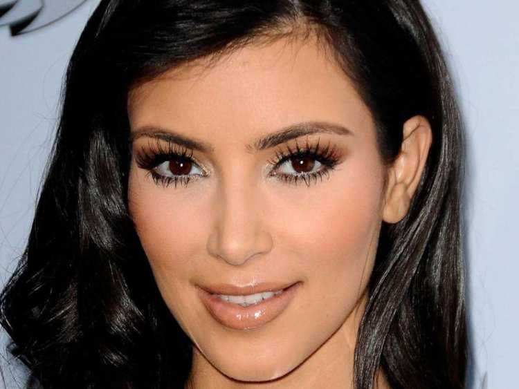 Брюнетки знаменитости с карими глазами71