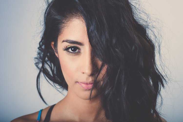 Кареглазая брюнетка