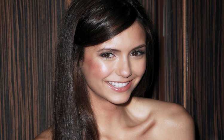 Нина Добрев улыбка